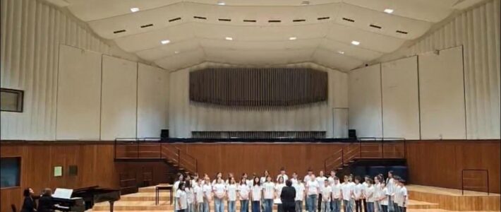 Musica e comunità scolastica alla Sagra della Patata: il Coro “Voci in Voce” si esibisce a Oreno! 